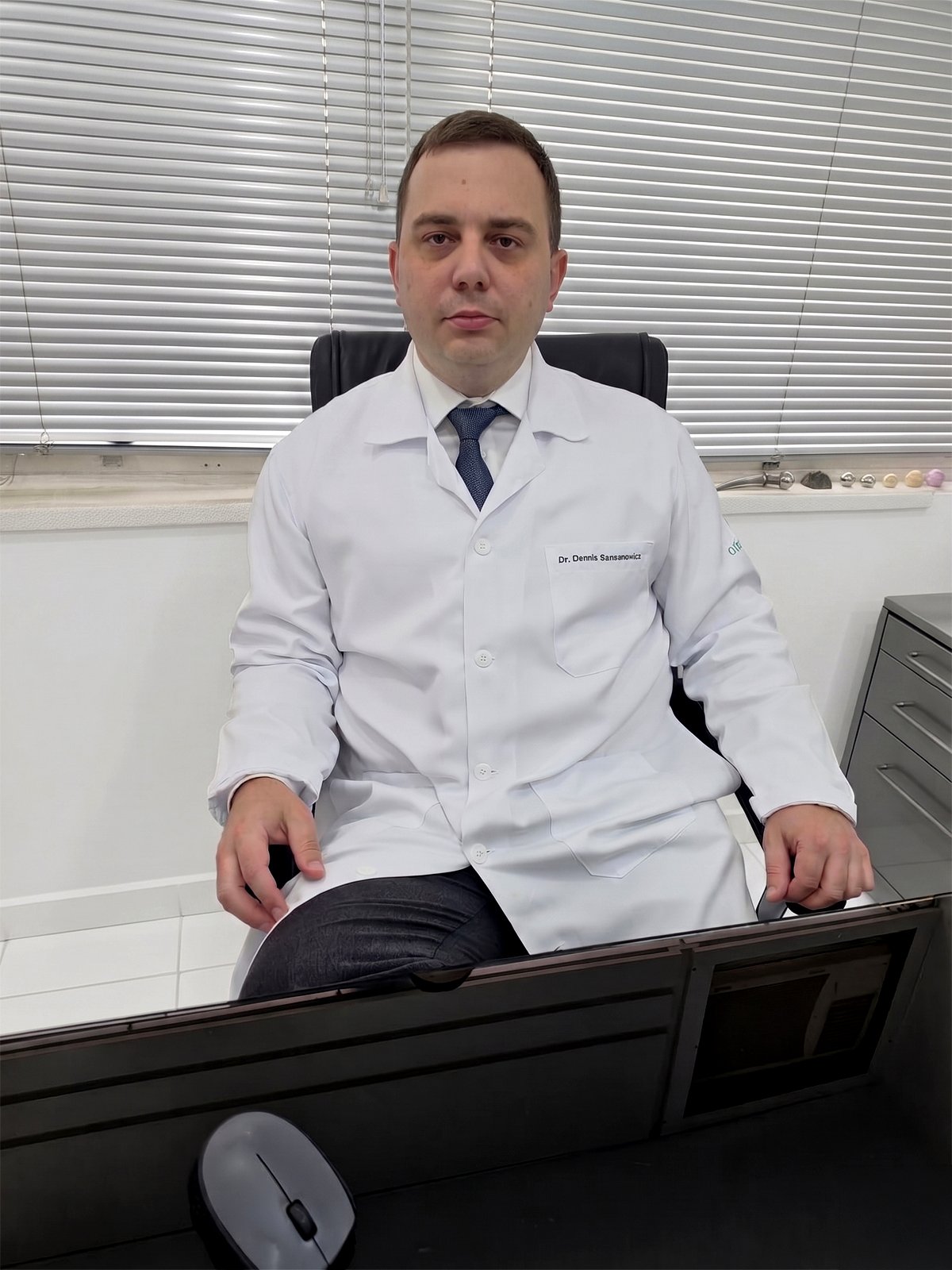 Retrato do Dr. Dennis Sansanovicz em seu consultório.