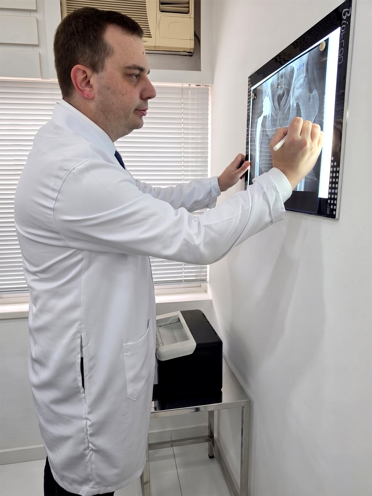 Dr. Dennis Sansanovicz analisando radiografia do quadril.