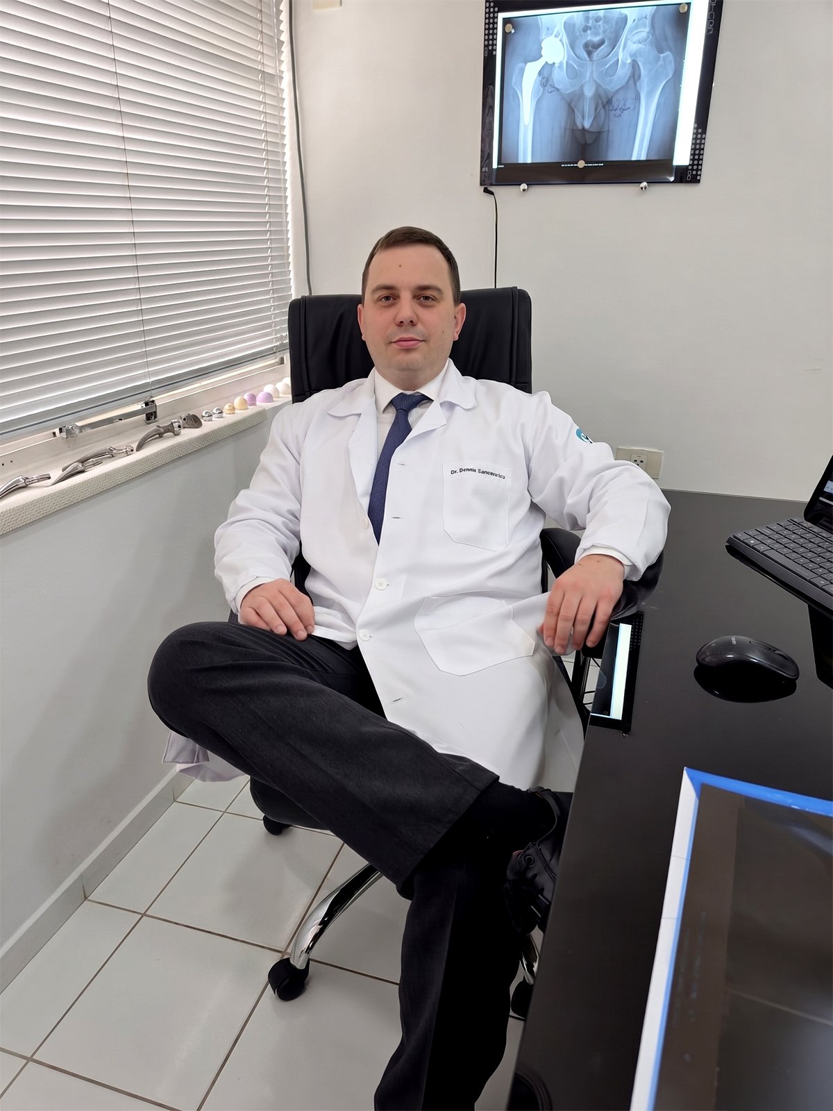 Dr. Dennis Sansanovicz em seu consultório em Higienópolis, São Paulo.