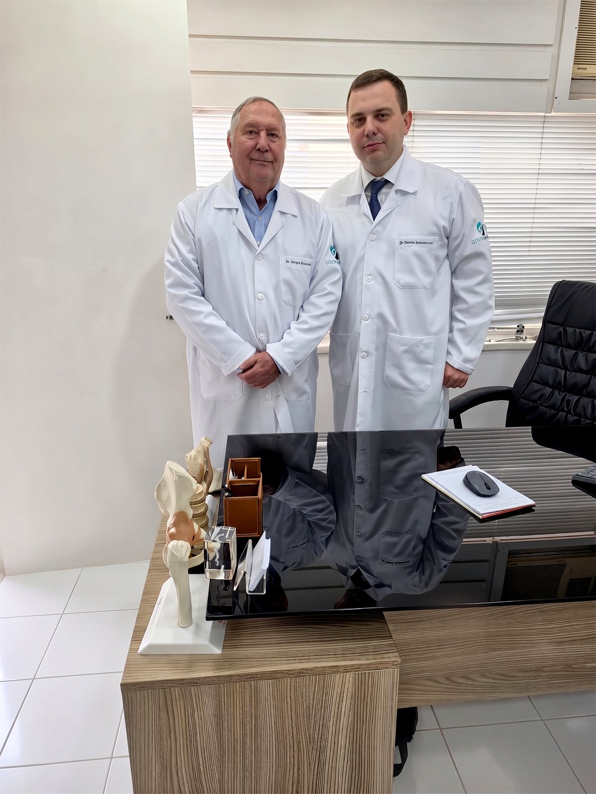 Dr. Sérgio e Dr. Dennis Sansanovicz no consultório da Clínica Sansanovicz em Higienópolis.